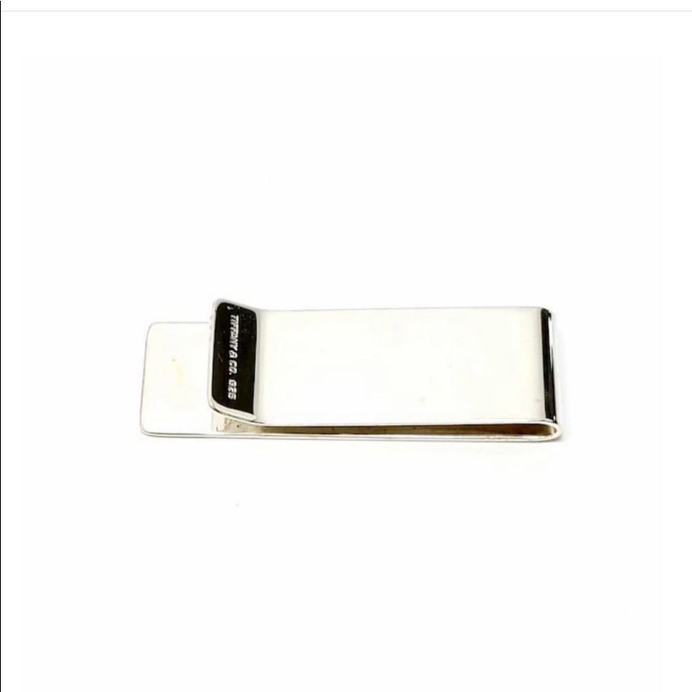 Tiffany & Co money clip.
Measures 2 1/4" x 3/4"
Weighs 19.8g 12.7dwt